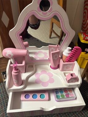 Melissa & Doug Wooden Beauty Salon Play Set